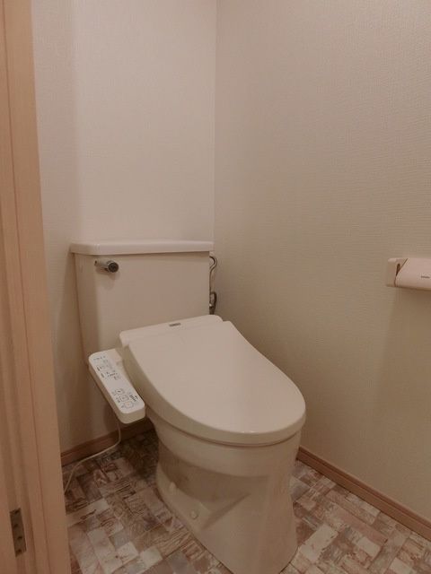 トイレ　落ち着いた色調のトイレです