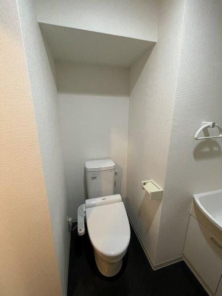 都営大江戸線 森下駅 徒歩5分 11階建 築13年のトイレ写真