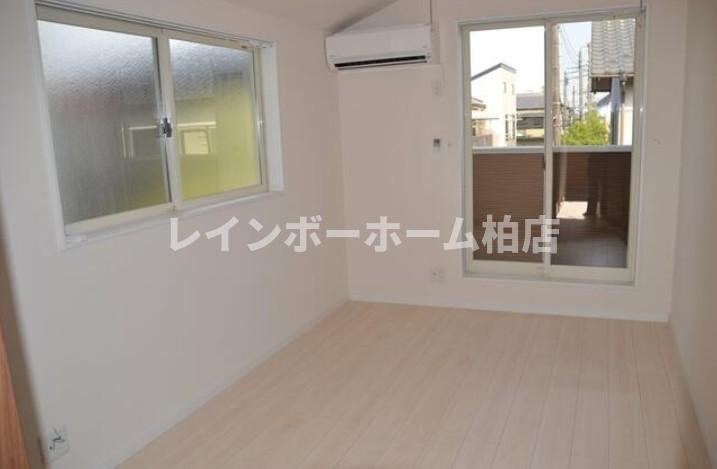 居室・リビング　こちらの居間で趣味の時間をお楽しみください