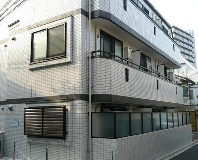 建物外観　３階建ての賃貸マンション