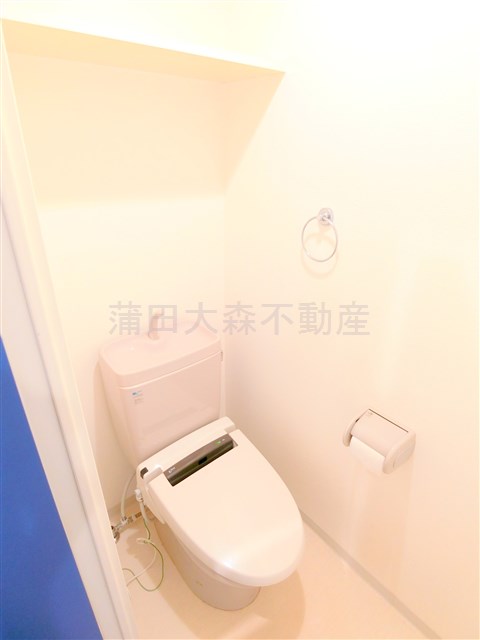 トイレ　棚付きのトイレ