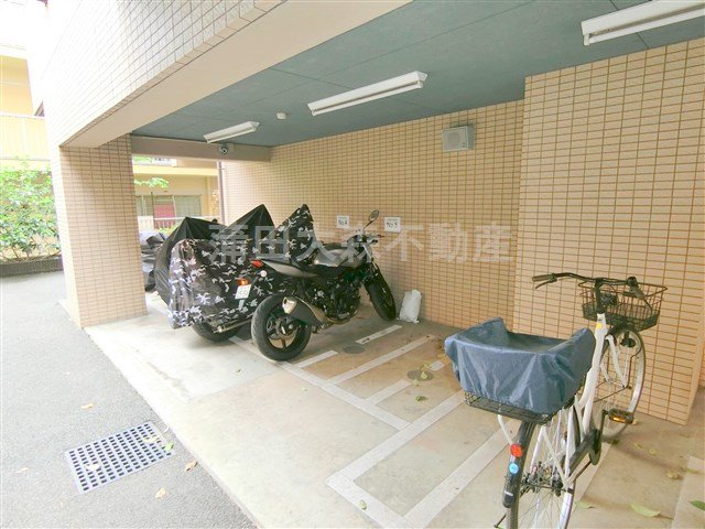 その他共有部分　屋根付き駐輪場　バイク置き場空き状況はお問合せ下さい。