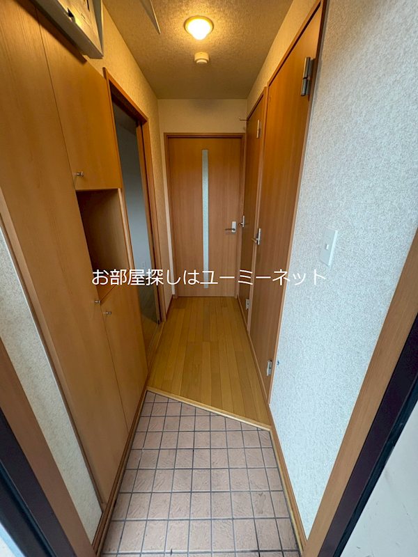 玄関　※203号室の写真。現況と相違がある場合は現況を優先とします