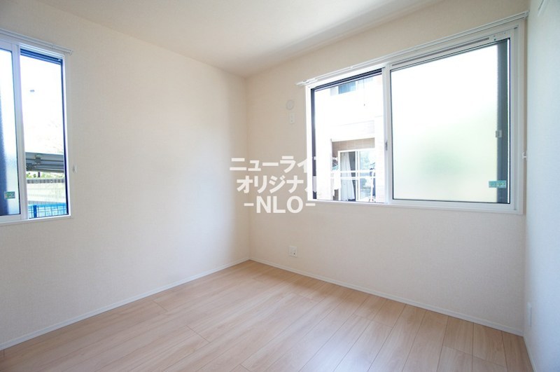 その他部屋・スペース　5.0帖洋室。角部屋の寝室で静かな就寝が可能です。
