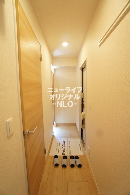 玄関　玄関はカードキーを採用