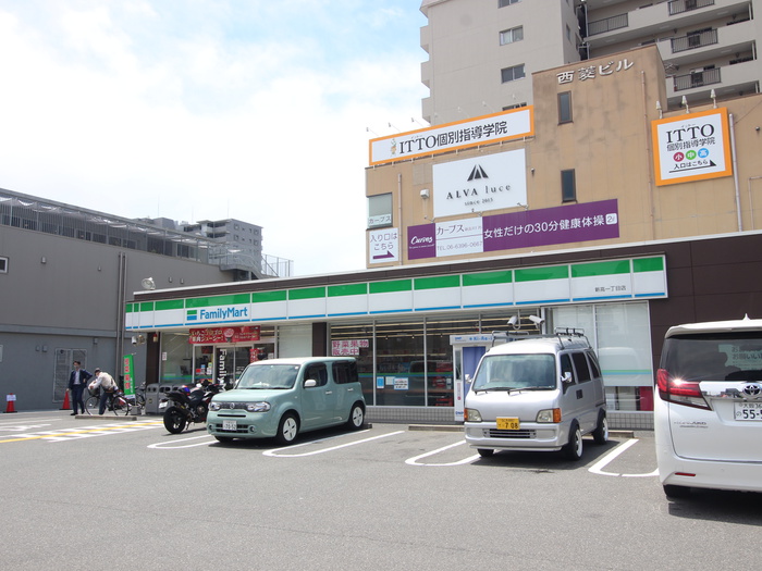 コンビニ　ファミリーマート（コンビニ）まで411m