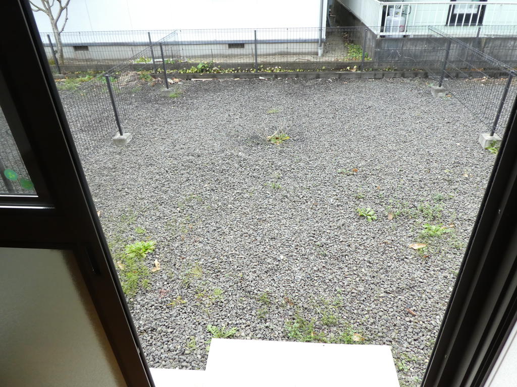 庭　※内観写真・動画・パノラマは同アパート中部屋のものです。
