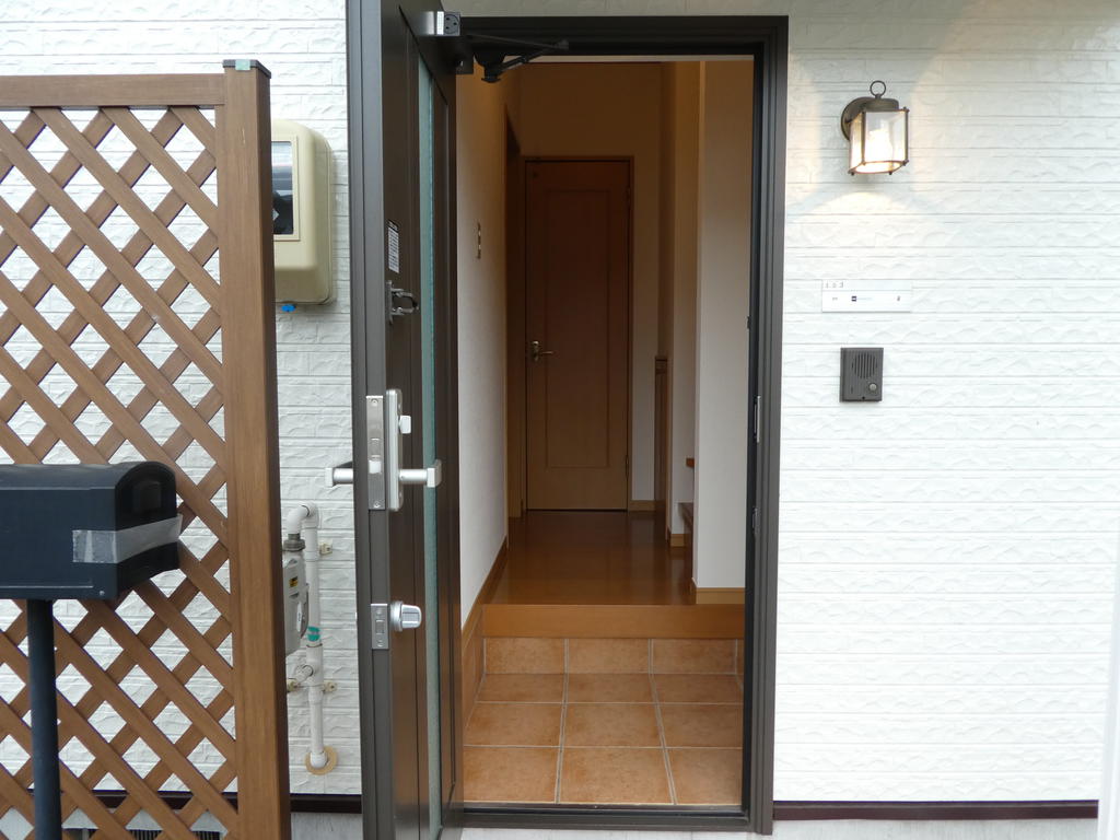 玄関　※内観写真・動画・パノラマは同アパート中部屋のものです。