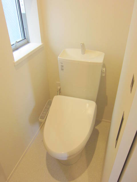 トイレ　★トイレにも窓あります★