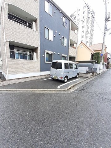 駐車場　駐車場があるので、車を買う予定の方も安心です