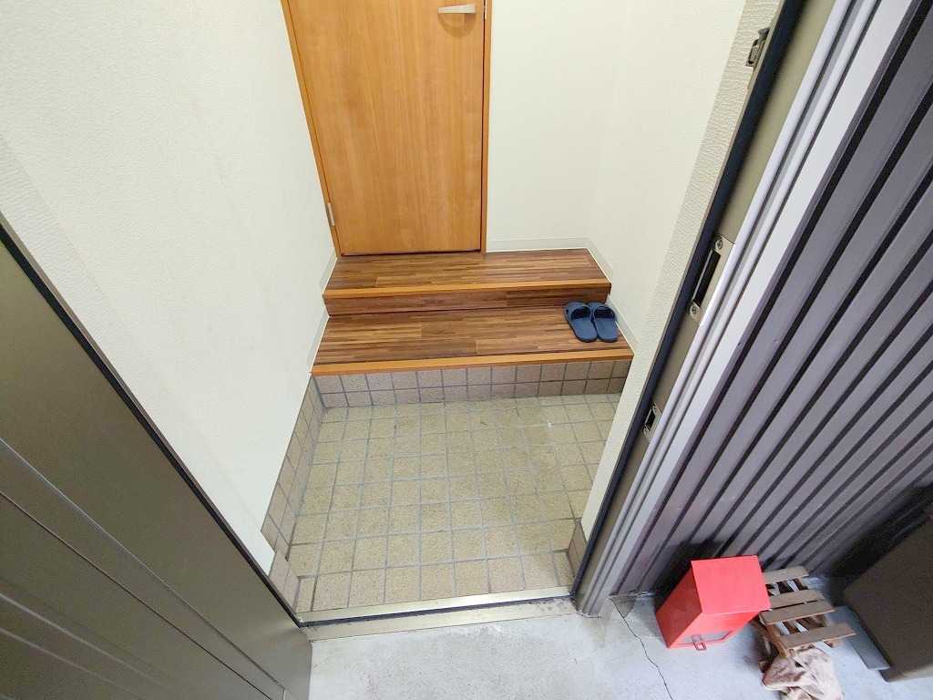 地下鉄千日前線 北巽駅 徒歩15分 3階建 築50年の玄関写真