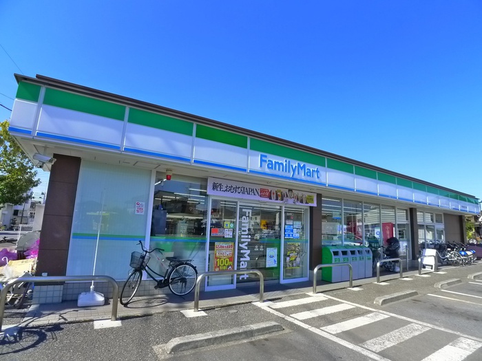 コンビニ　ファミリーマート（コンビニ）まで330m