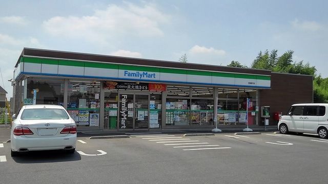 コンビニ　ファミリーマート笠間東平店（コンビニ）まで80m