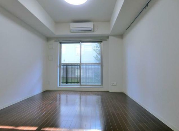 居室・リビング　大きな窓で明るいお部屋です。