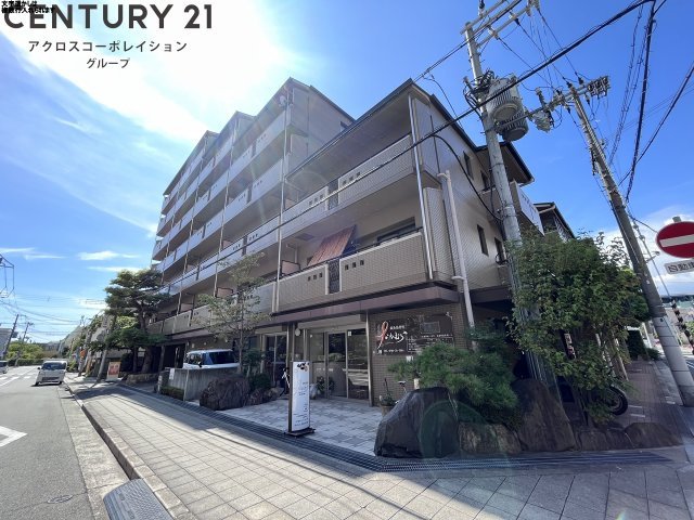 建物外観　オートロックで外部の人間が簡単に出入りできないため安心です。