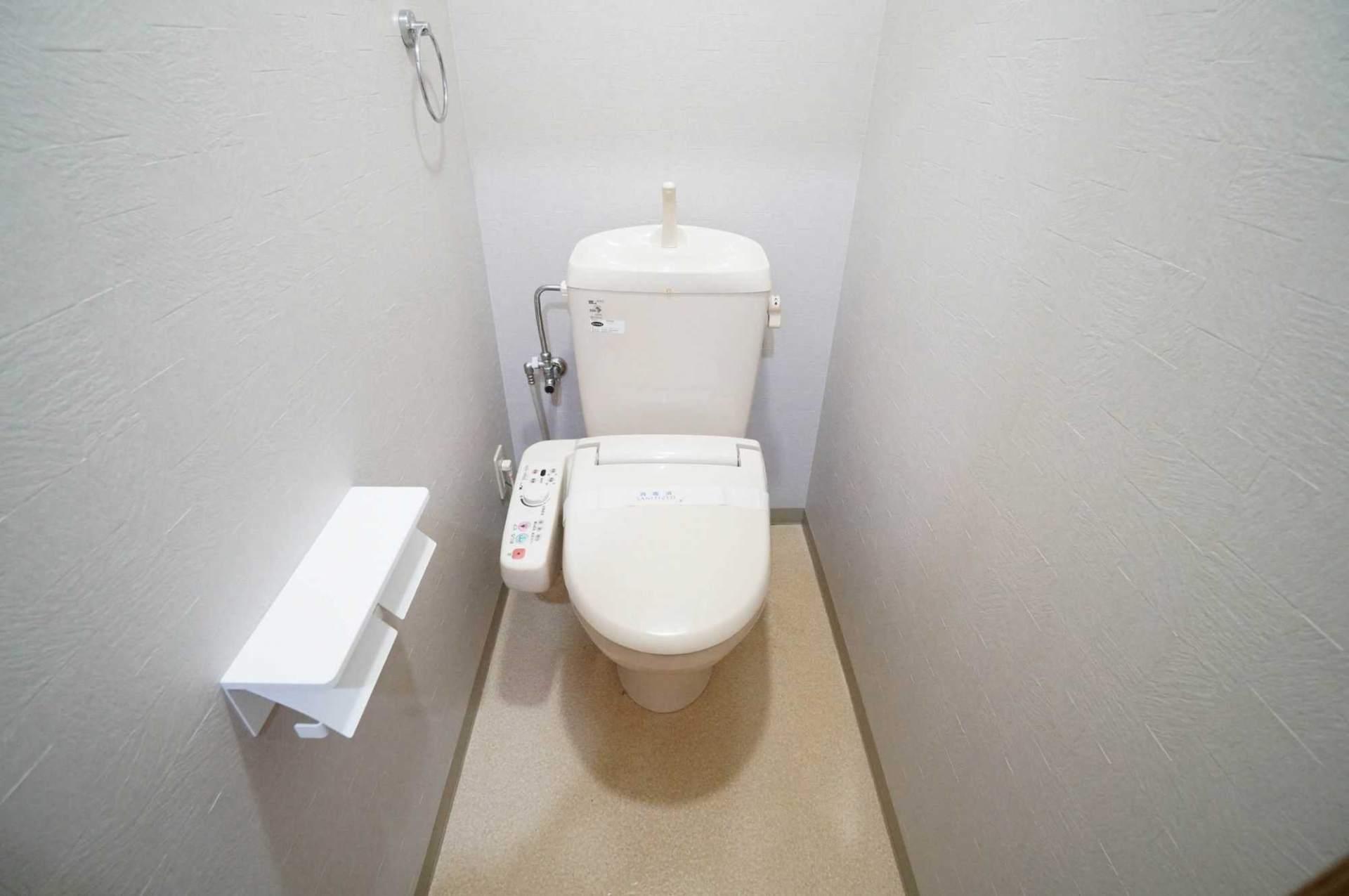 トイレ　！温水便座付！２連式紙巻器に更新！（写真は別部屋）
