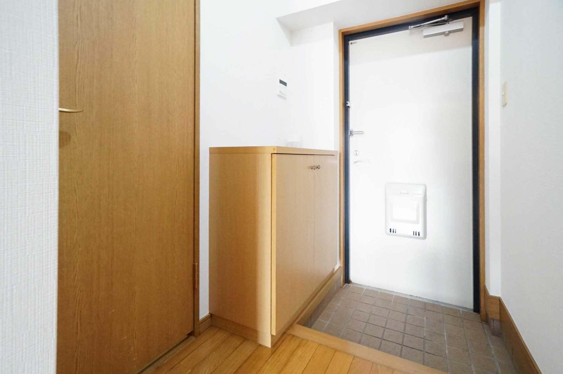 玄関　玄関には靴収納庫あり！