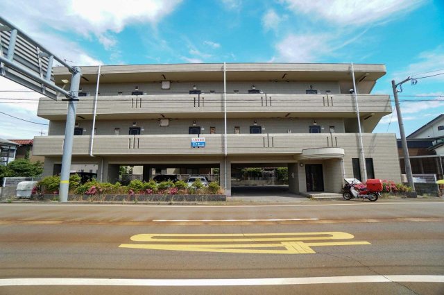 建物外観　RC造で１階は屋根付駐車場！