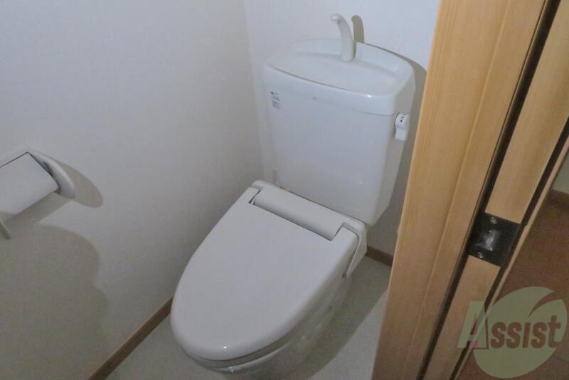 トイレ　白を基調としたシンプルなデザインのトイレは清潔感がありますね