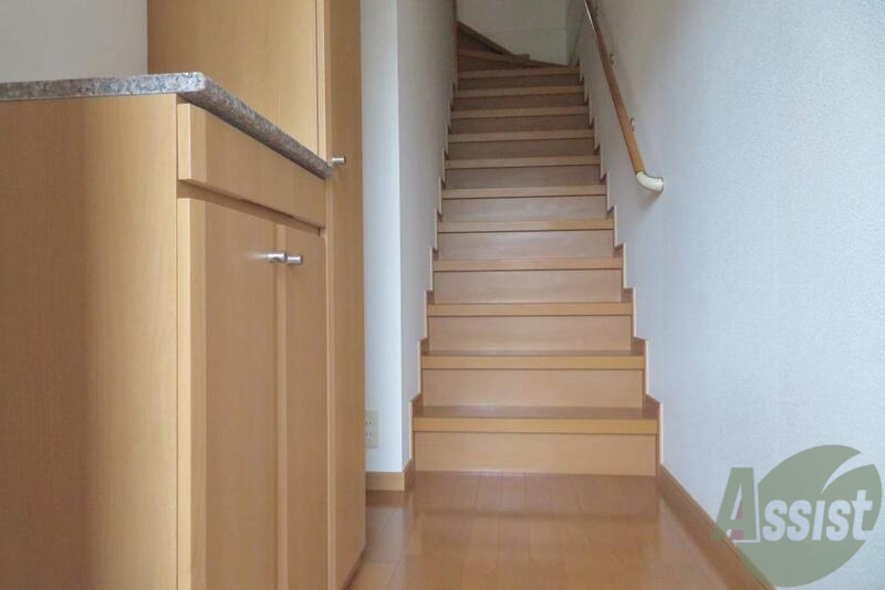 玄関　玄関は一階になりますシューズボックスも付いて便利ですね。