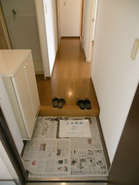 玄関　※写真は102号室です。
