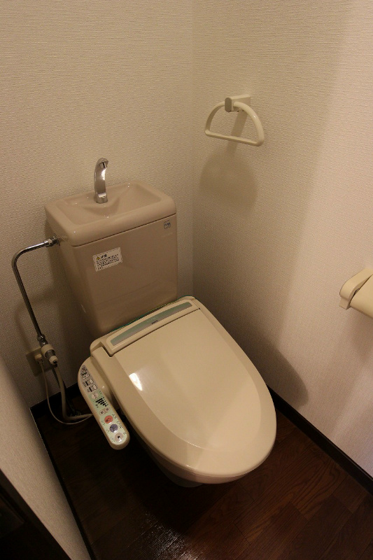 トイレ　ウォシュレット付です。