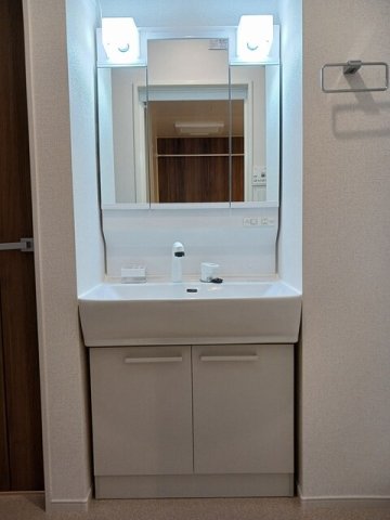 洗面設備　明るい洗面所です
