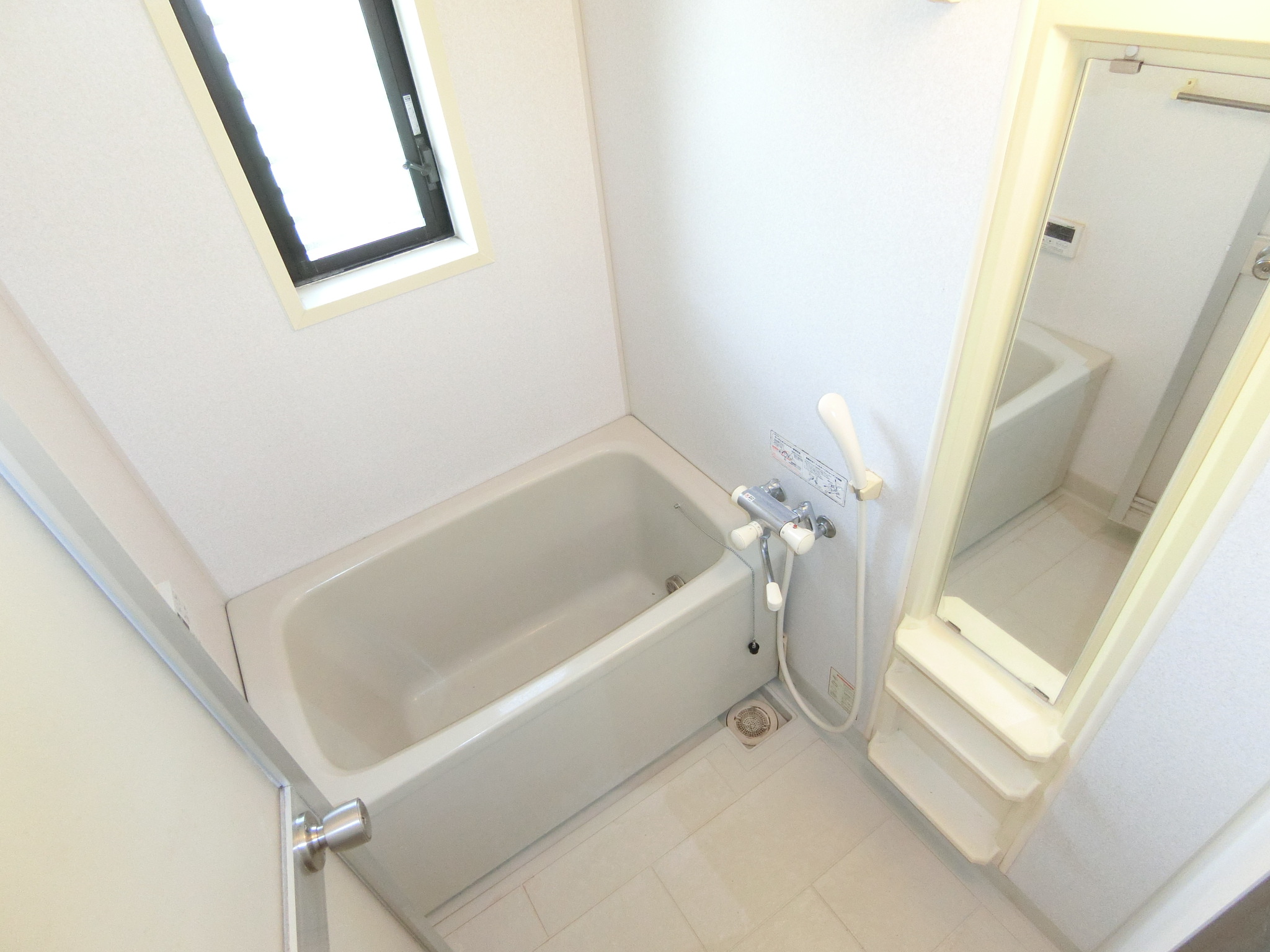 バス・シャワールーム　追い焚きバス・お風呂に窓があります