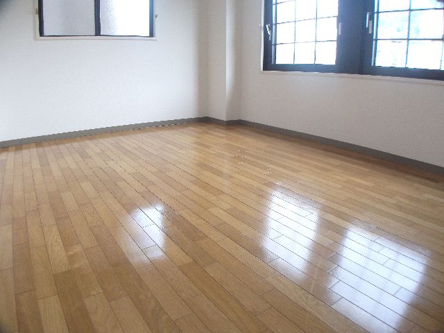 その他部屋・スペース　２面採光、フローリングの洋室です。