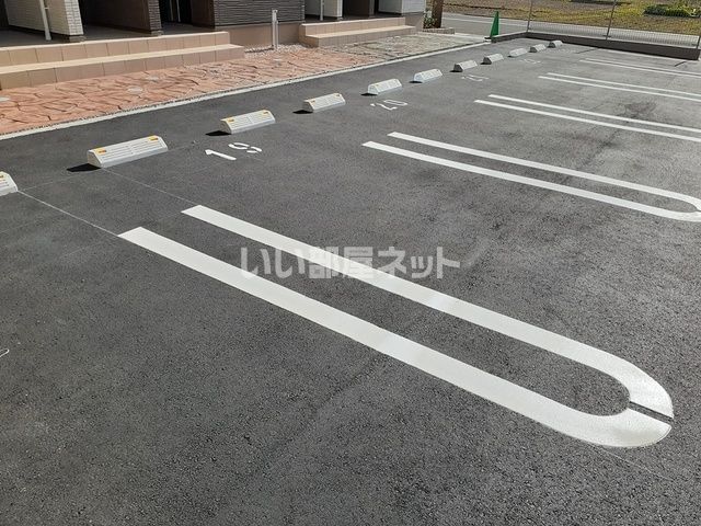 【姫路市岡田のアパートの駐車場】