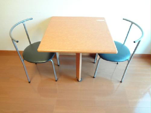 その他　机は壁側に折り畳み可能