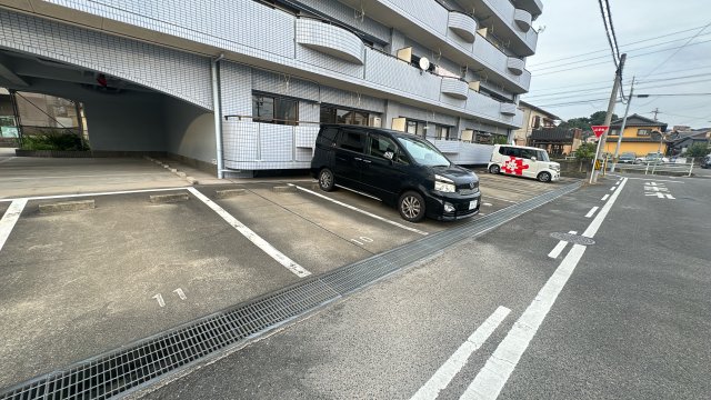 【サンモールIIIの駐車場】