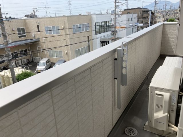 【静岡市駿河区中田本町のアパートのバルコニー】