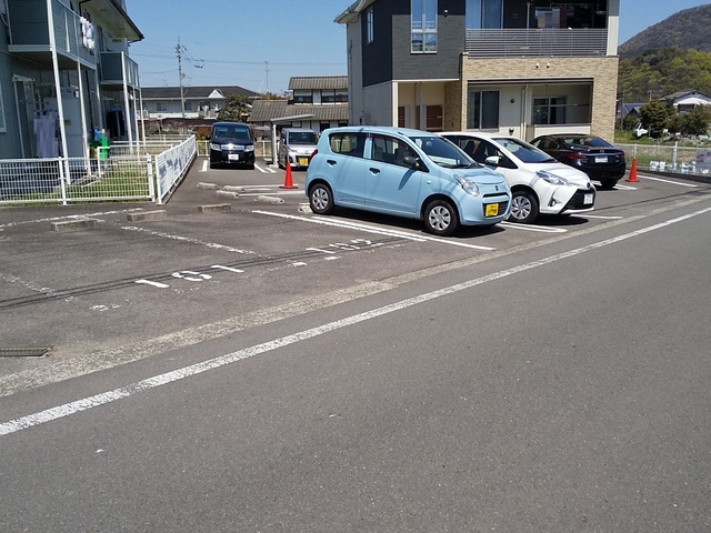 【伊予郡砥部町北川毛のアパートの駐車場】