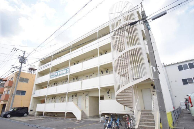 松山市山越のマンションの建物外観