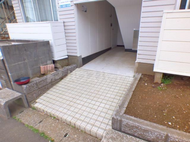 【船橋市藤原のマンションのエントランス】