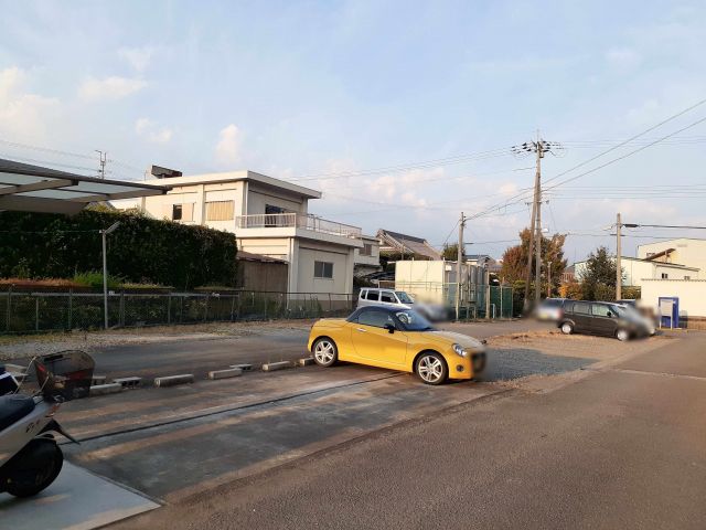 【紀の川市桃山町最上のマンションの駐車場】