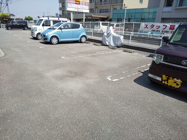 【クレメント余戸Ｂの駐車場】