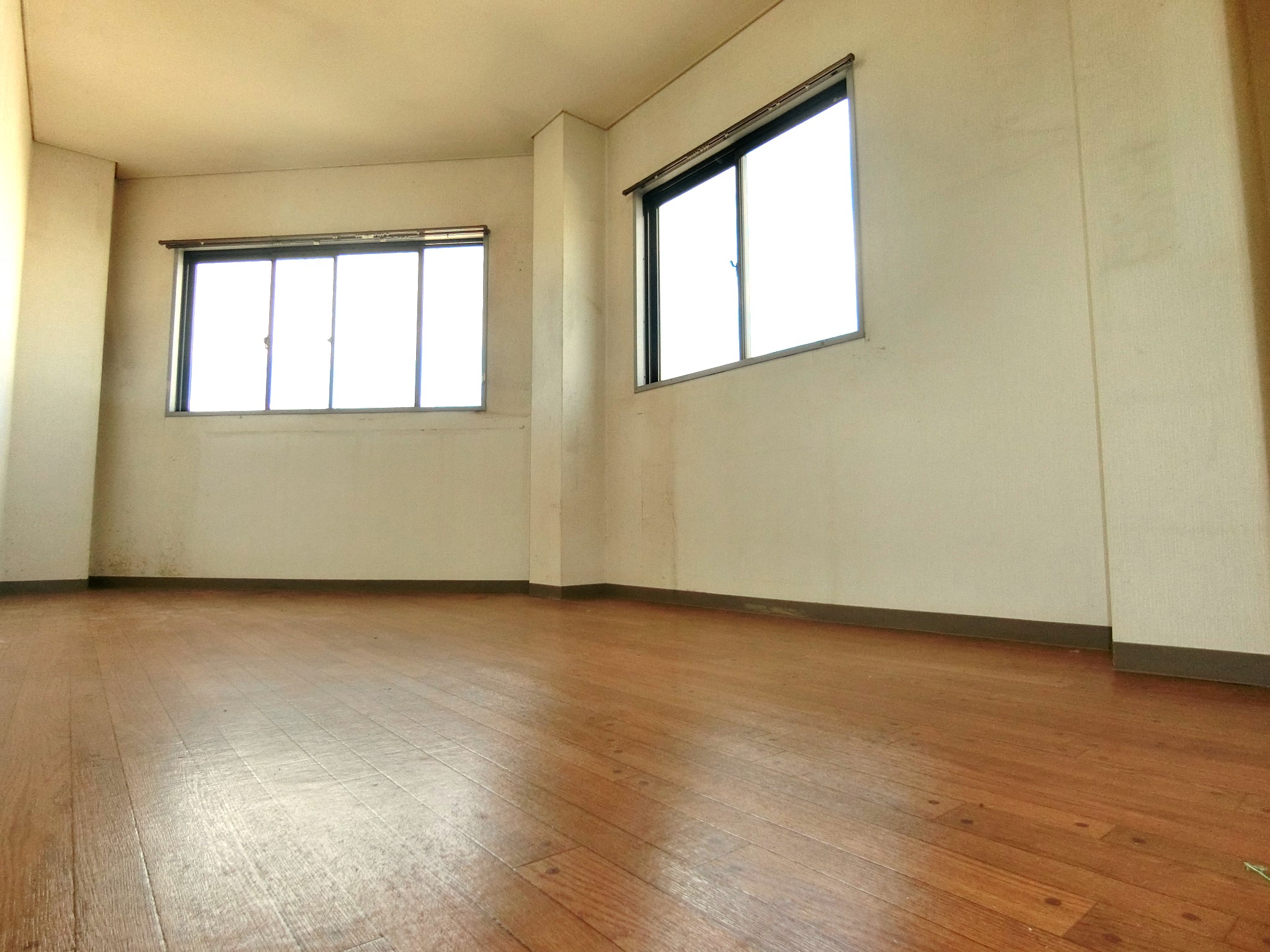 その他部屋・スペース　窓の多い明るい洋室です！扉を外すと広いLDKに変更可です☆