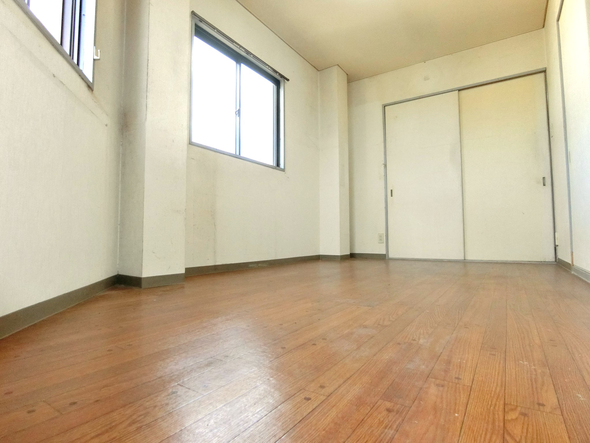 エントランス　窓の多い明るい洋室です！扉を外すと広いLDKに変更可です☆