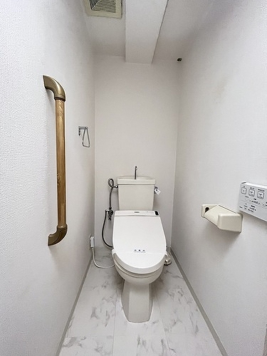 トイレ　洗浄機能付き便座　※2023年10月撮影