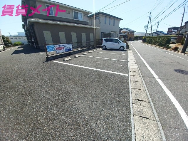 【鈴鹿市住吉のアパートの駐車場】