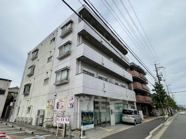 京都市右京区嵯峨釈迦堂門前瀬戸川町のマンションの建物外観