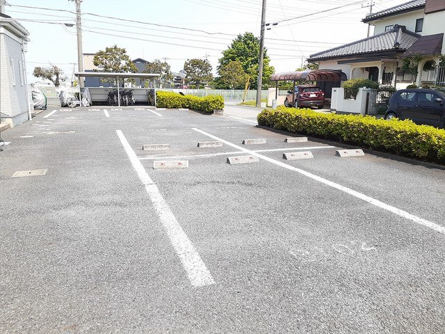 【羽生市東のアパートの駐車場】