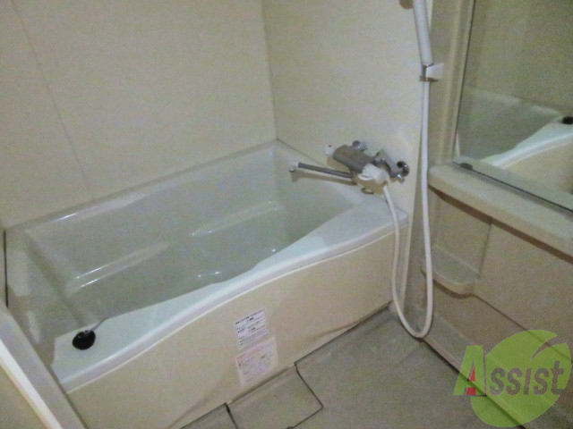 バス・シャワールーム　こちらはお風呂。一日の疲れをここで癒してください。