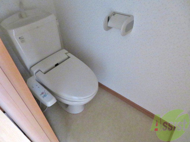 トイレ　ウォシュレット機能がついたトイレです。安心して使用できますね