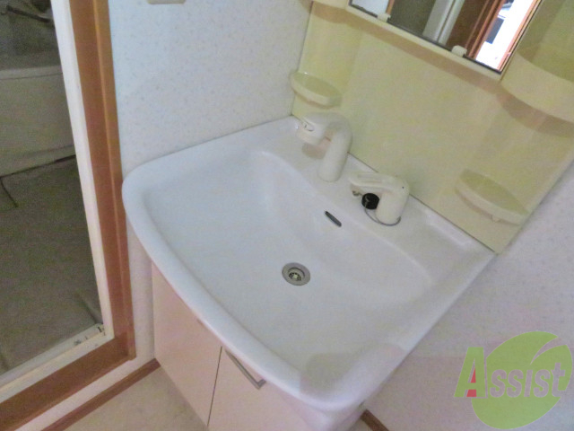 洗面設備　独立洗面台。朝の身支度はここでばっちり決めましょう。