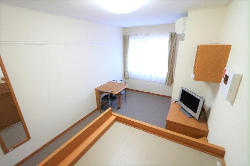 居室・リビング　１Ｆはフローリング仕様・２Ｆは絨毯仕様になります。