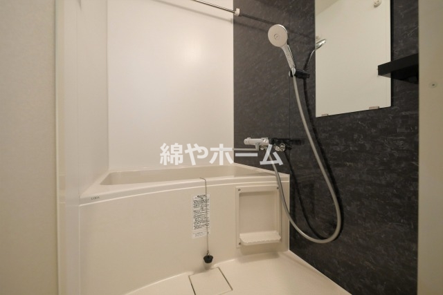 バス・シャワールーム　コンパクトで使いやすいお風呂です