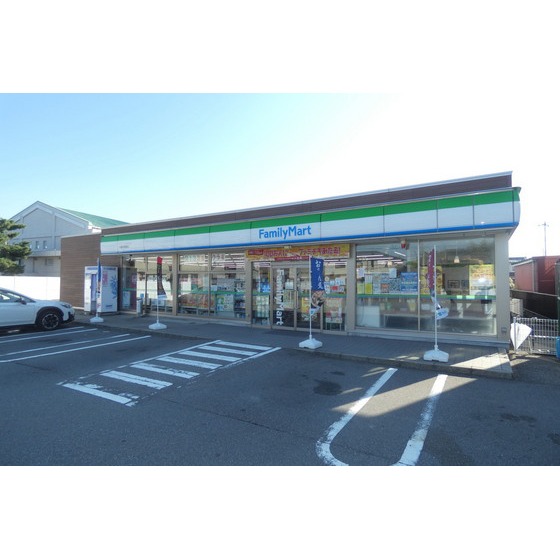 コンビニ　ファミリーマート内灘向粟崎店（コンビニ）まで652m